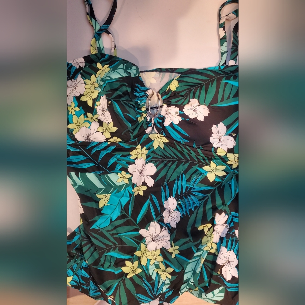 NWT Tankini floral top size 18 Upstream